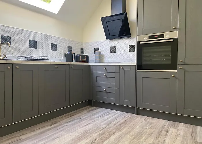 Fabulous 2 Bedroom House Just Outside Edinburgh