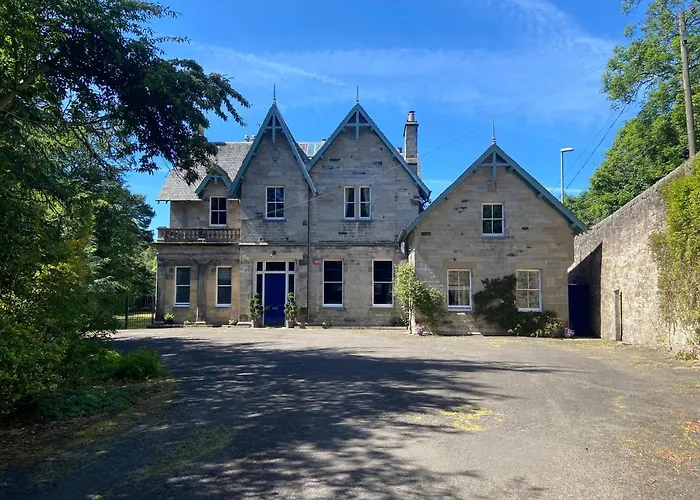 Fabulous 2 Bedroom House Just Outside Edinburgh