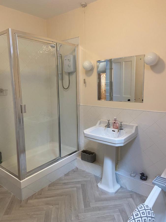 Fabulous 2 Bedroom House Just Outside Edinburgh Holiday home *