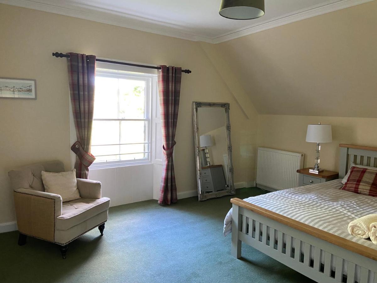 Fabulous 2 Bedroom House Just Outside Edinburgh *